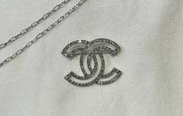 Broszka typu CHANEL