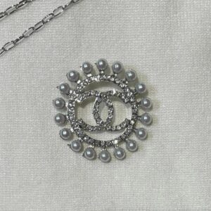 Broszka typu Chanel - perełki