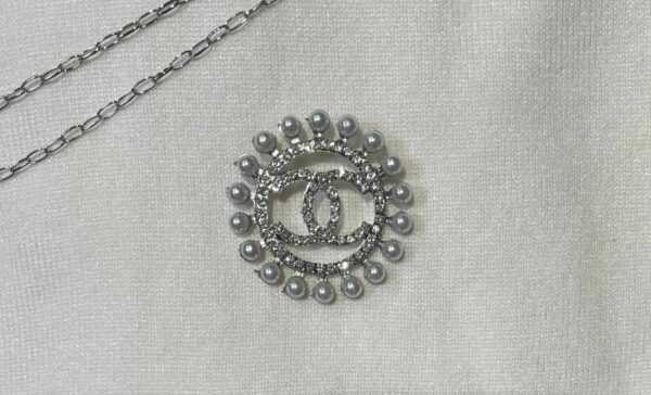 Broszka typu Chanel - perełki