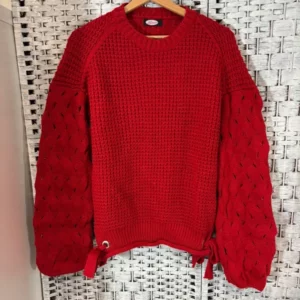 Czerwony sweter oversize